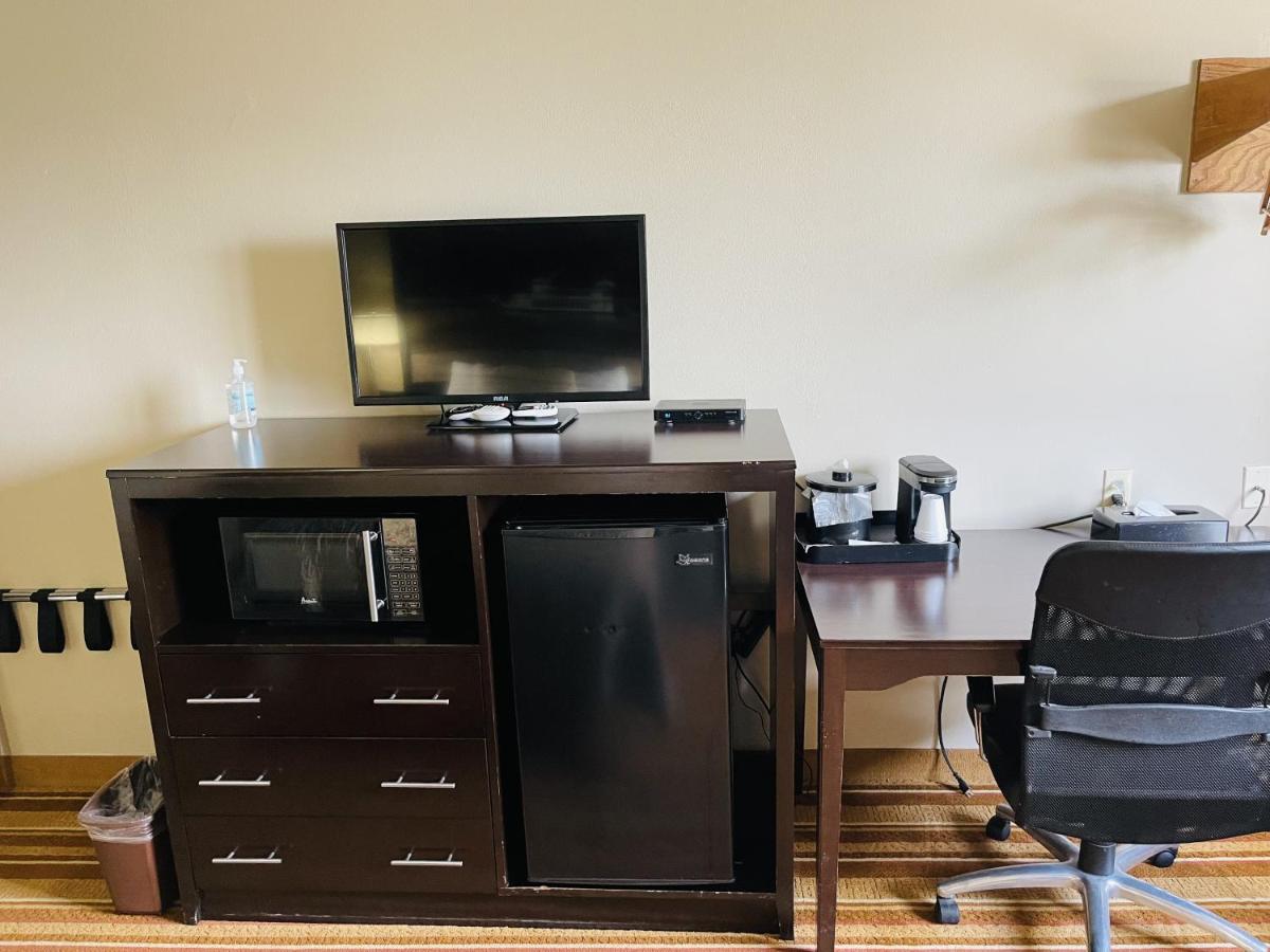 Queen Room - Mobility Access/Non-Smoking at Super 8 by Wyndham Clear Lake