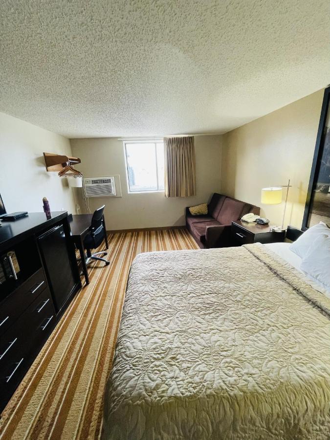 Queen Room - Non-Smoking at Super 8 by Wyndham Clear Lake