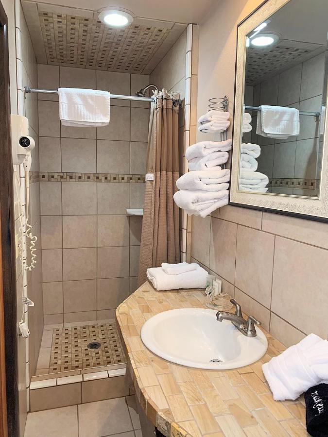 | Breakers Boutique Inn