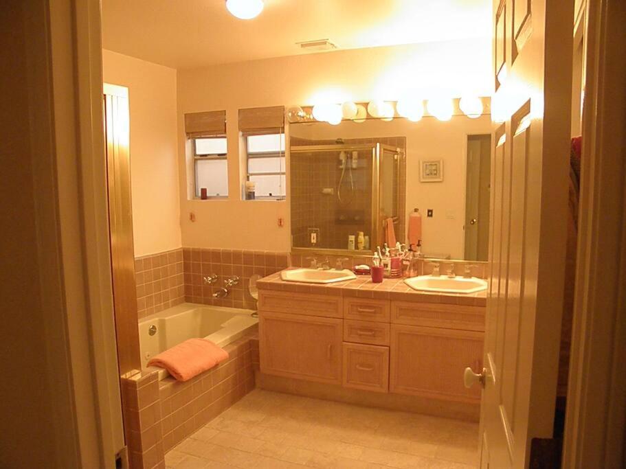  | Villa 3 bedrooms on Venice Beach Canal.