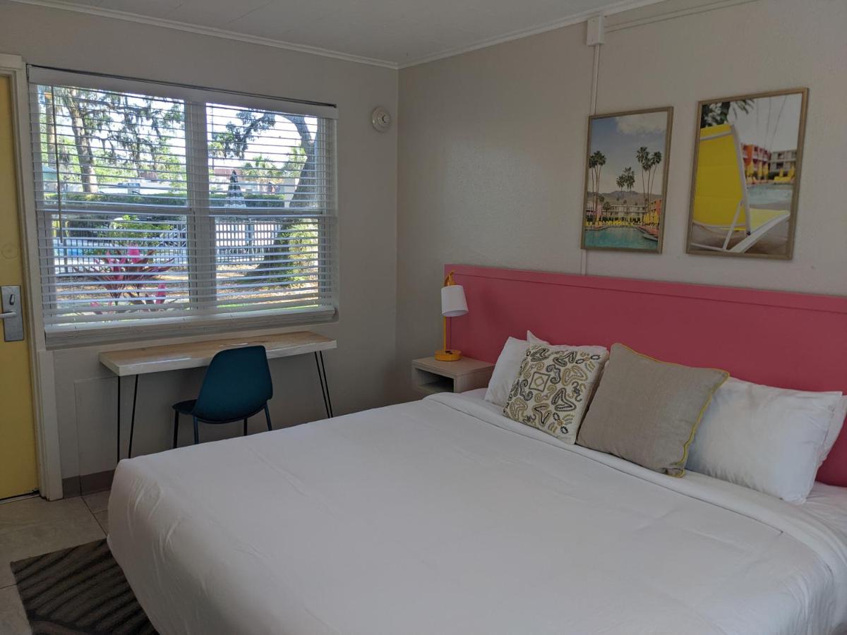 | Queen's Court Inn