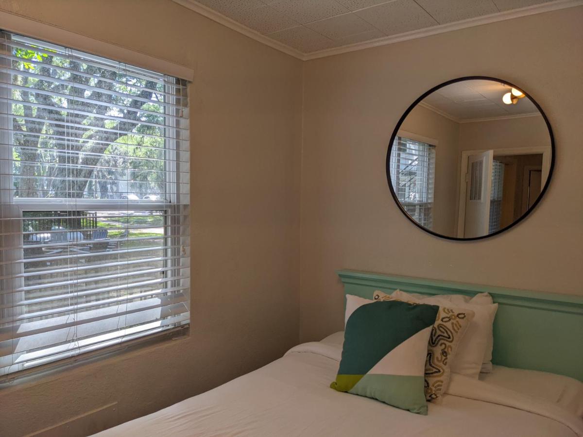 | Queen's Court Inn