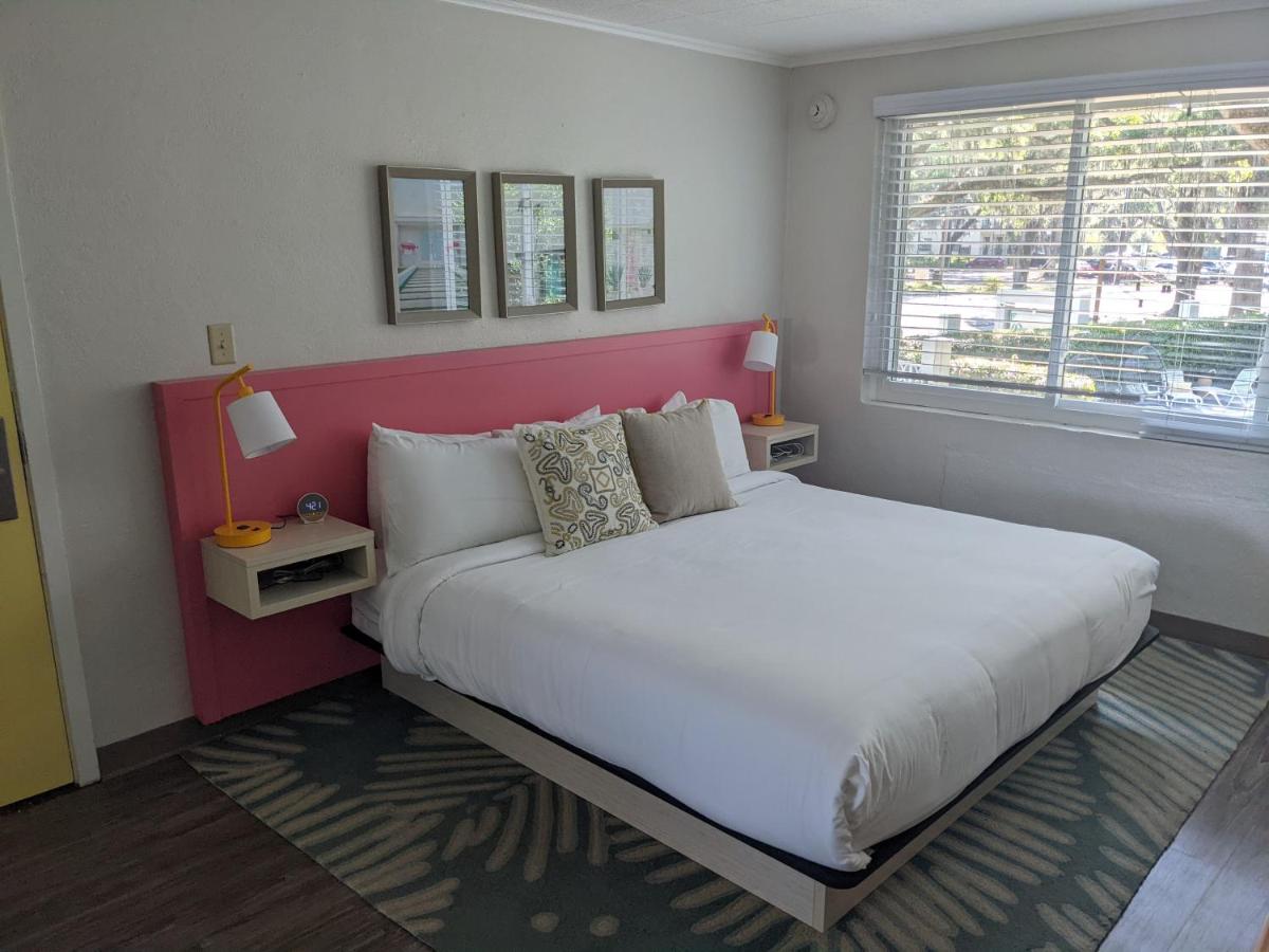 | Queen's Court Inn