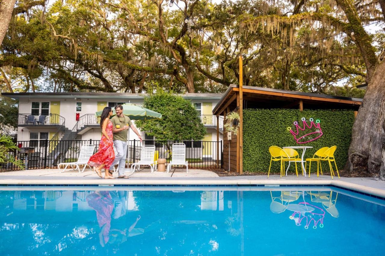 | Queen's Court Inn