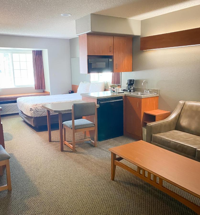 Queen Suite at Monument Inn & Suites