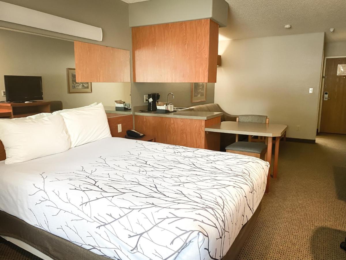 Queen Suite at Monument Inn & Suites