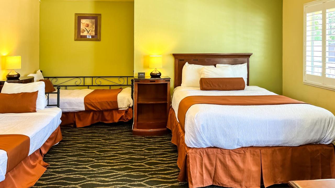 Basic Triple Room - Non-Smoking at The Old West Inn