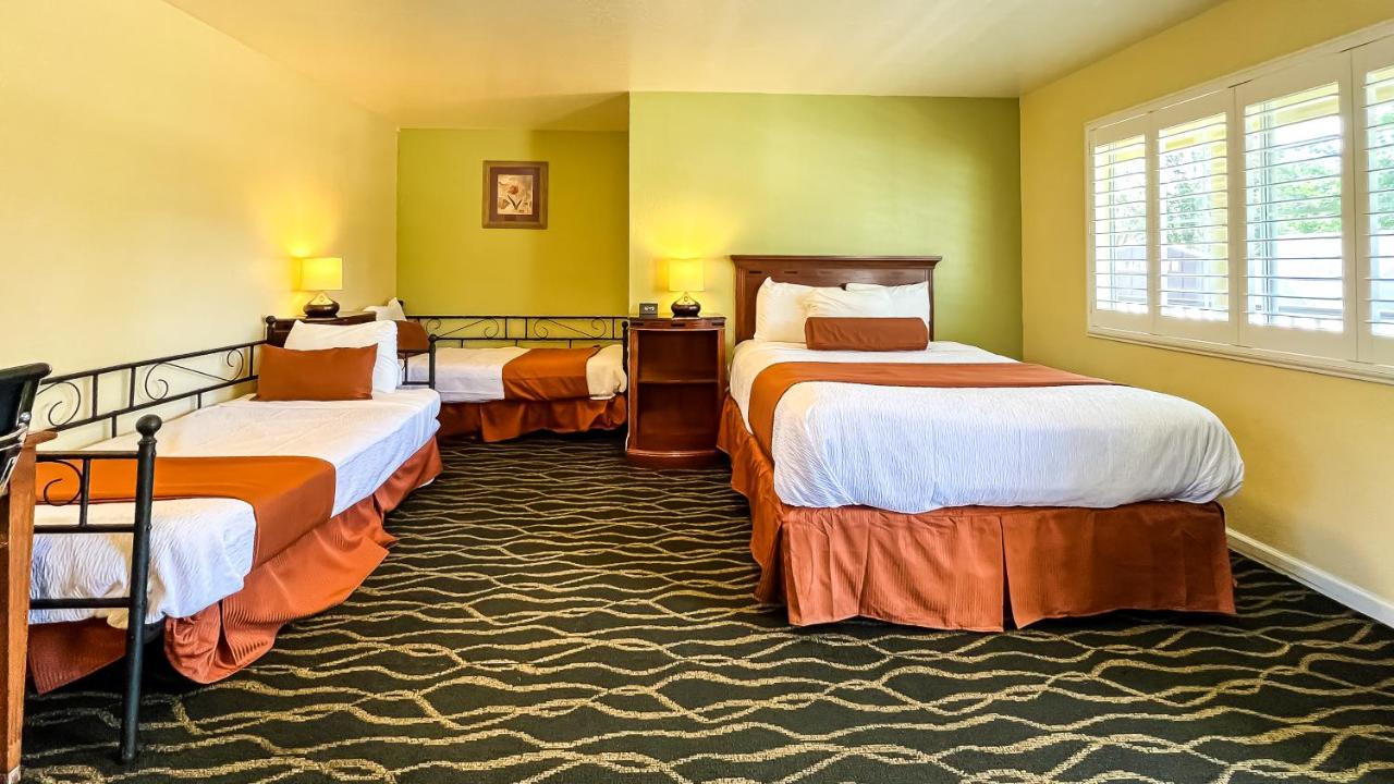 Basic Triple Room - Non-Smoking at The Old West Inn