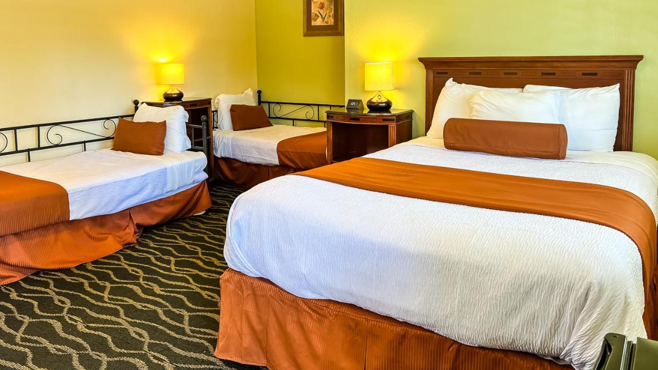 Basic Triple Room - Non-Smoking at The Old West Inn