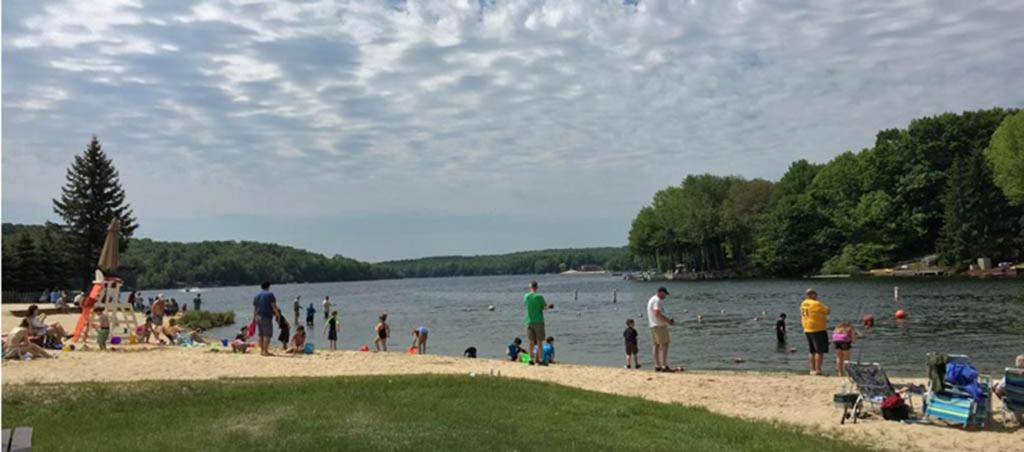 | Oak circle chalet Pocono gated community - 1 min walk to Deerfield lake