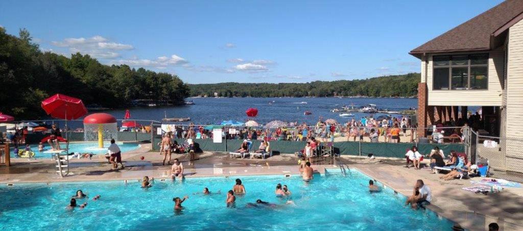 | Oak circle chalet Pocono gated community - 1 min walk to Deerfield lake
