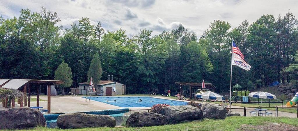| Oak circle chalet Pocono gated community - 1 min walk to Deerfield lake