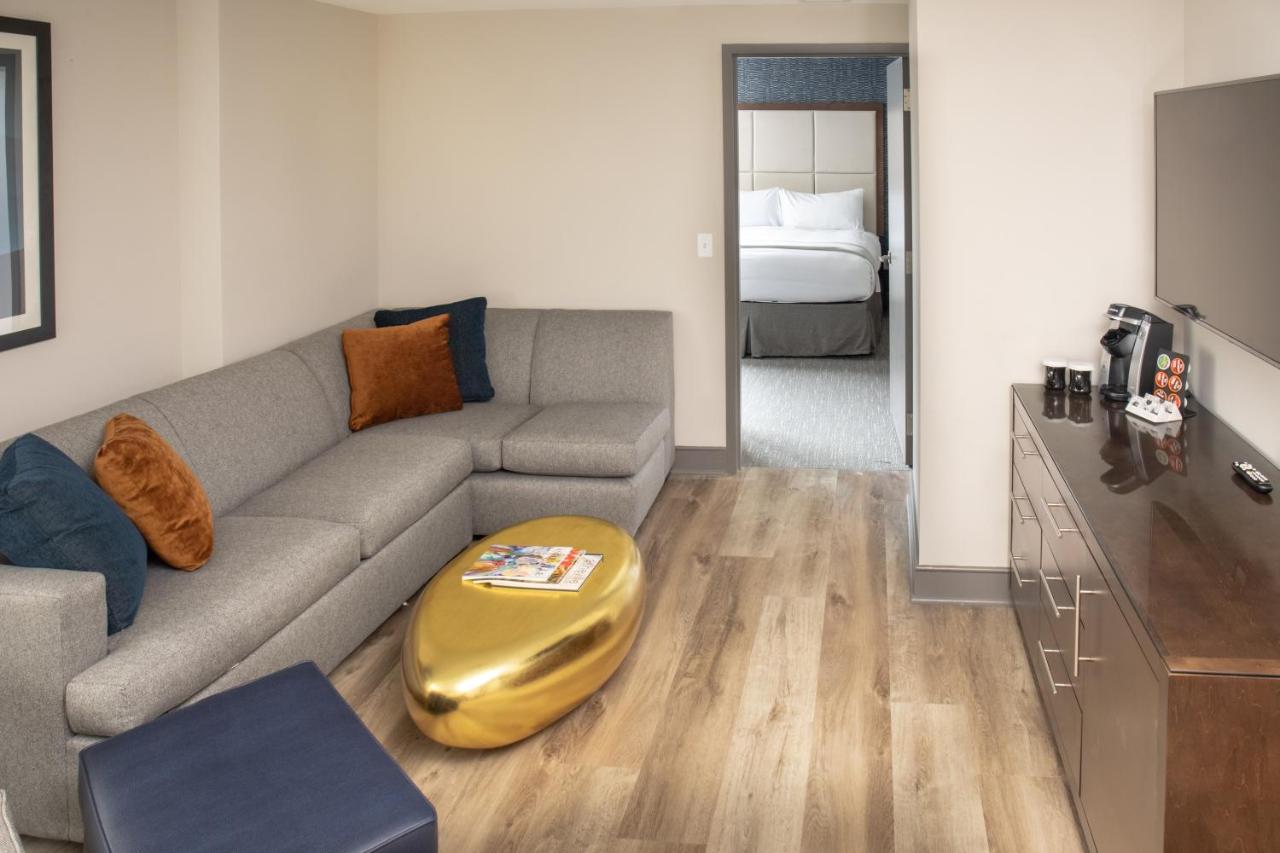 Accessible Junior King Suite with Sofabed, Transfer Shower/Non Smoking at Haywood Park Hotel, an Ascend Collection Hotel