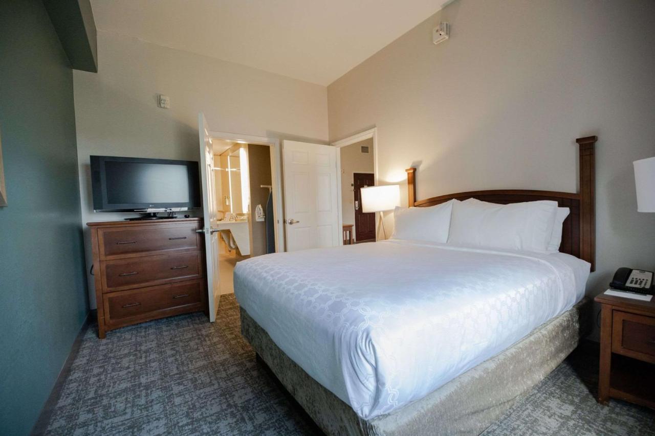 One-Bedroom Queen Suite with Roll-In Shower - Mobility Accessible at Sonesta ES Suites Baton Rouge University at Southgate