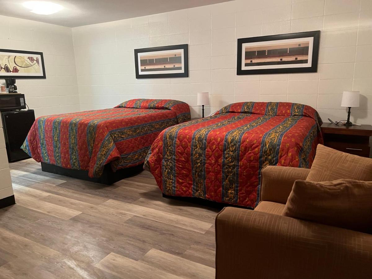 | Driftwood Inn and Lodge by the lake