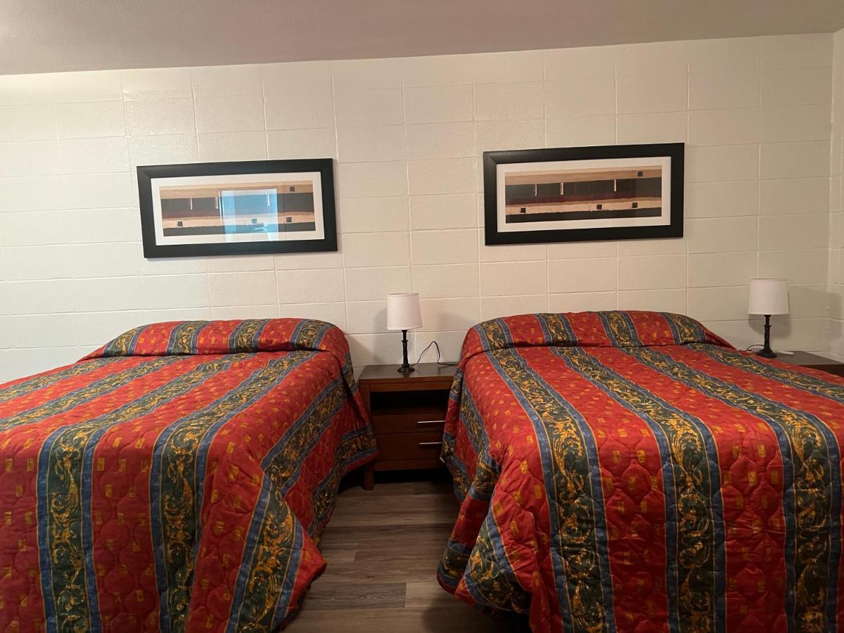 | Driftwood Inn and Lodge by the lake