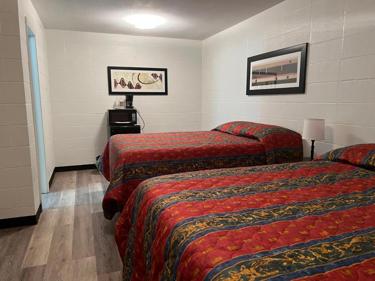 | Driftwood Inn and Lodge by the lake