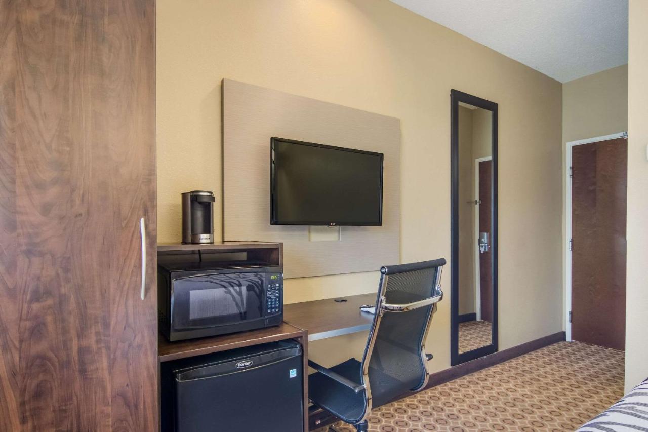 Room #134947026 at Microtel Inn & Suites by Wyndham Steubenville