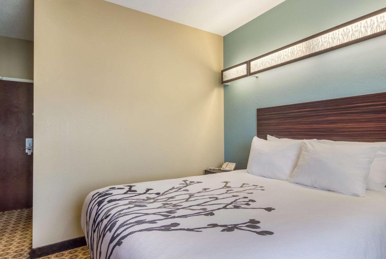 Room #134947026 at Microtel Inn & Suites by Wyndham Steubenville