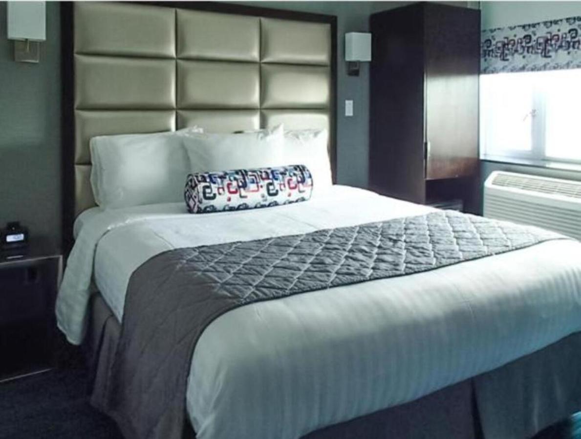 | Umbrella Hotel Bronx