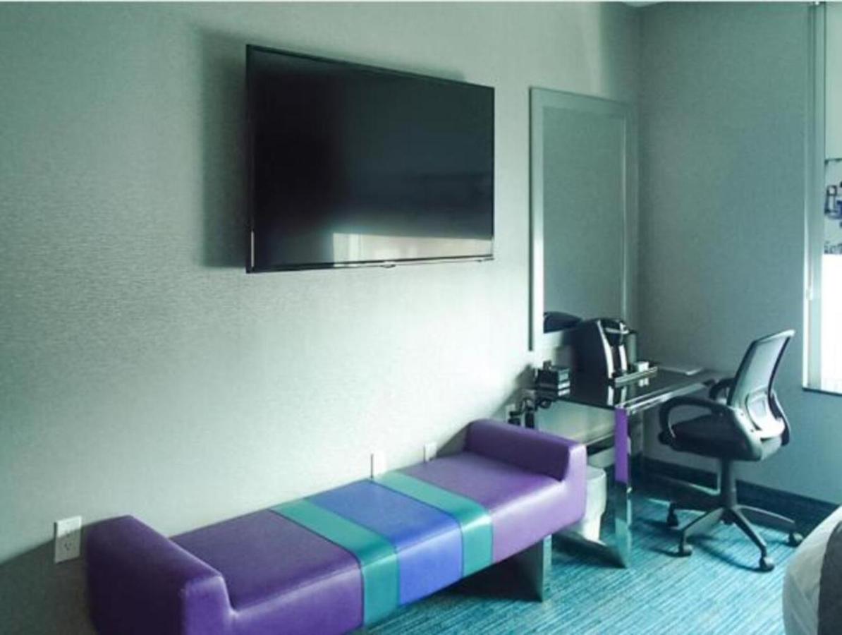 | Umbrella Hotel Bronx
