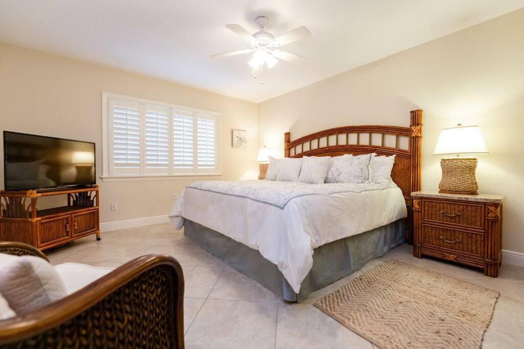 | Discover the beauty of Siesta Key at Siesta Villa Whispering Palms