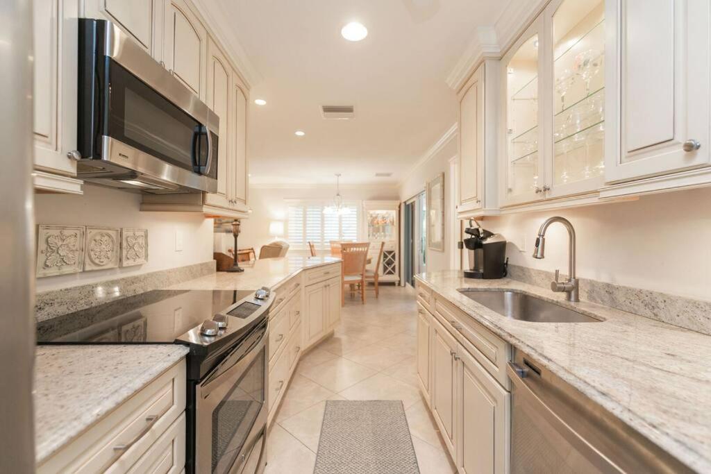 | Discover the beauty of Siesta Key at Siesta Villa Whispering Palms