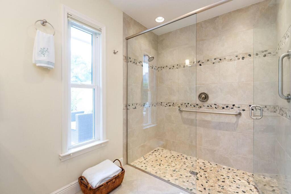 | Discover the beauty of Siesta Key at Siesta Villa Whispering Palms