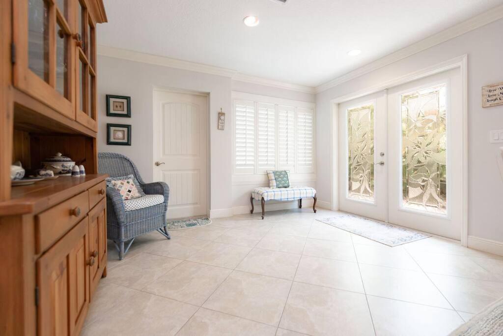| Discover the beauty of Siesta Key at Siesta Villa Whispering Palms