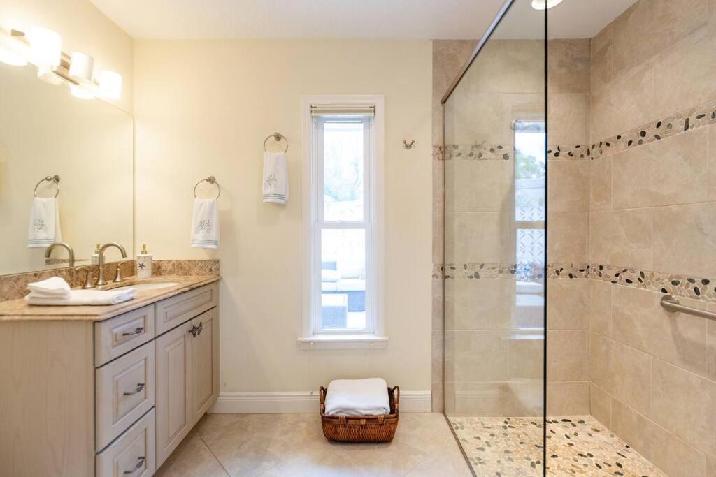 | Discover the beauty of Siesta Key at Siesta Villa Whispering Palms