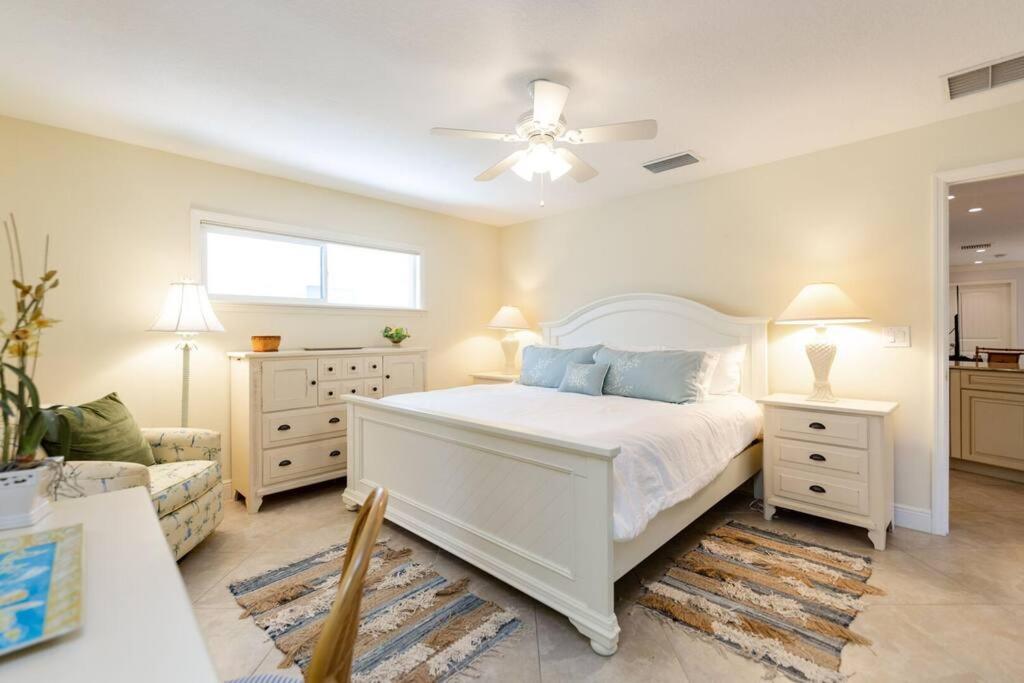| Discover the beauty of Siesta Key at Siesta Villa Whispering Palms
