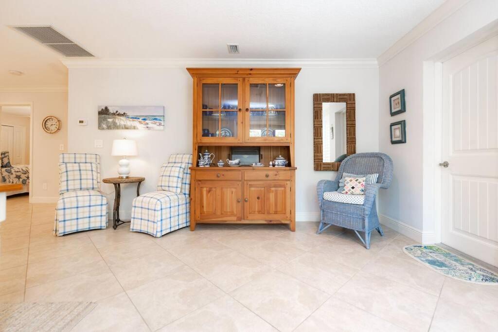 | Discover the beauty of Siesta Key at Siesta Villa Whispering Palms