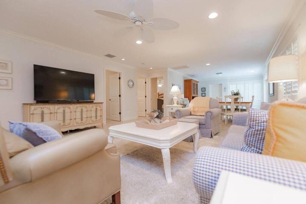 | Discover the beauty of Siesta Key at Siesta Villa Whispering Palms