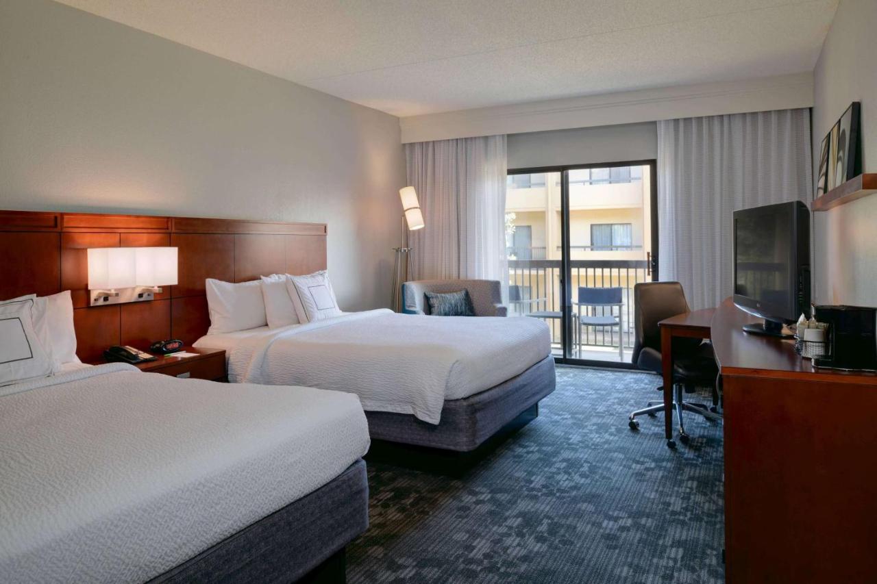 Guestroom Two Queens at Sonesta Select Kansas City South Overland Park