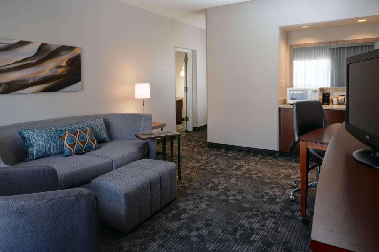 One Bedroom Suite Two Queens at Sonesta Select Kansas City South Overland Park