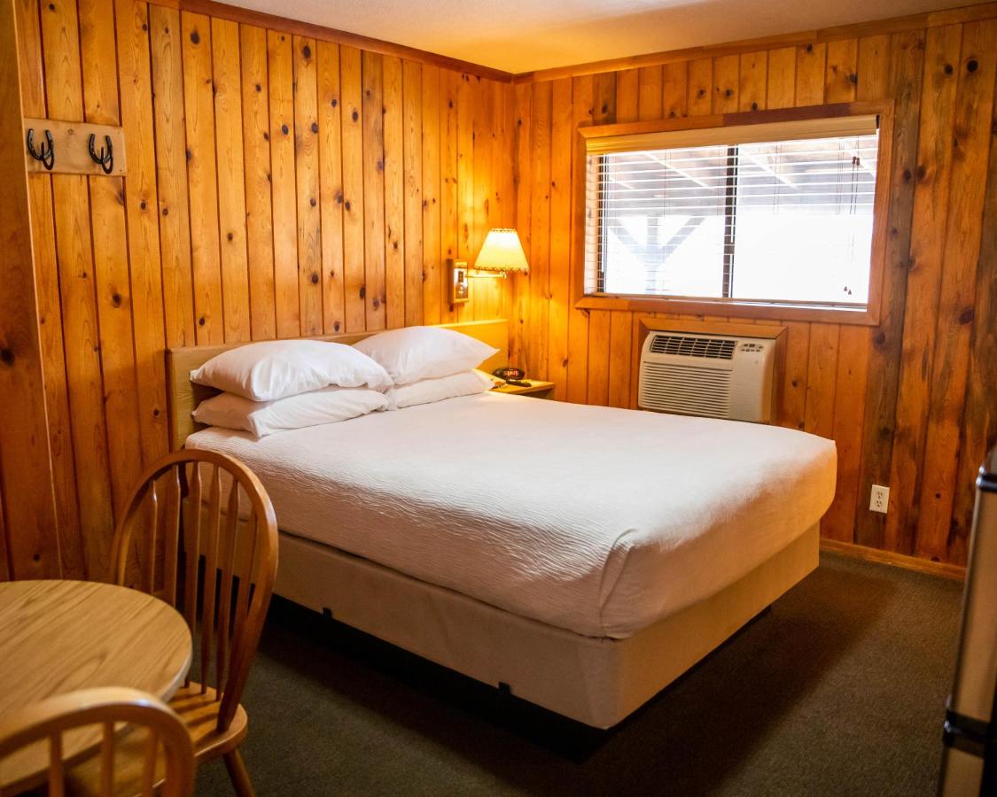 | Red Stone Inn