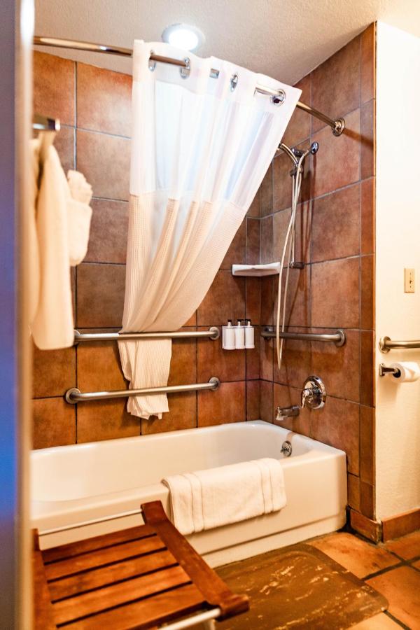 | Red Stone Inn