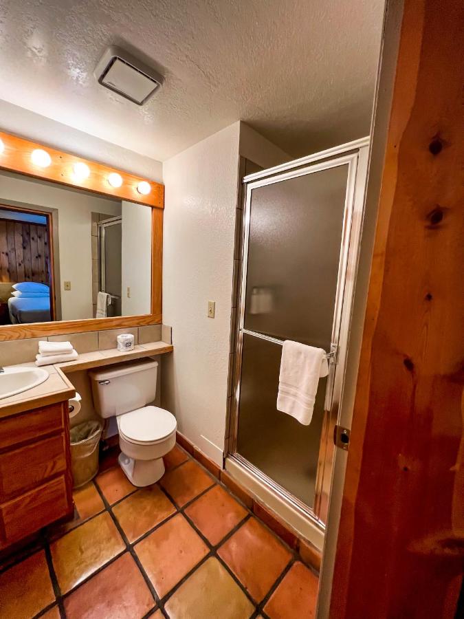 | Red Stone Inn