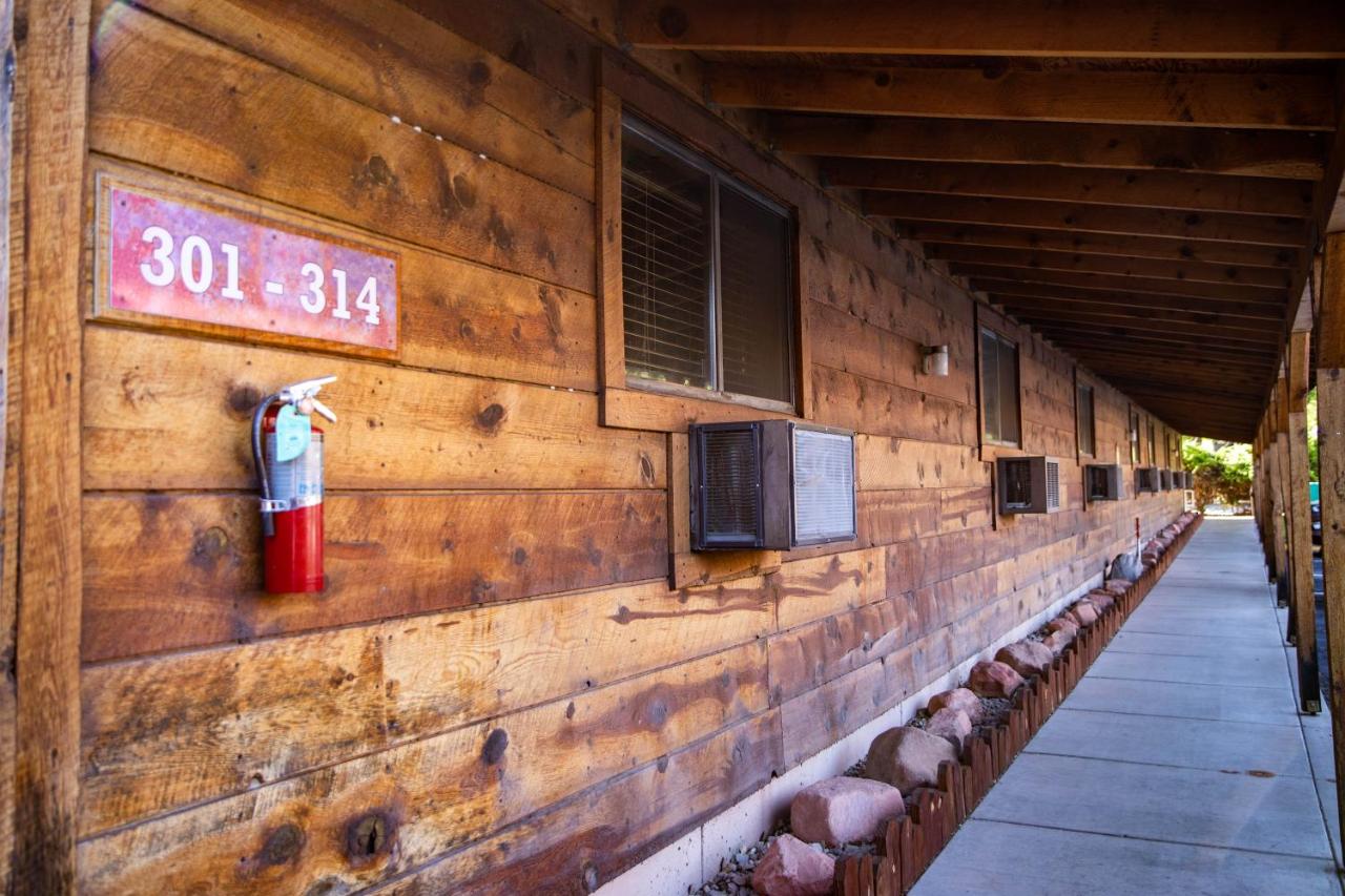 | Red Stone Inn