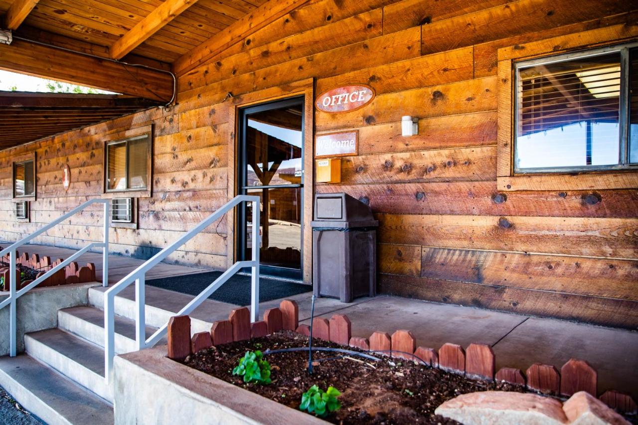 | Red Stone Inn