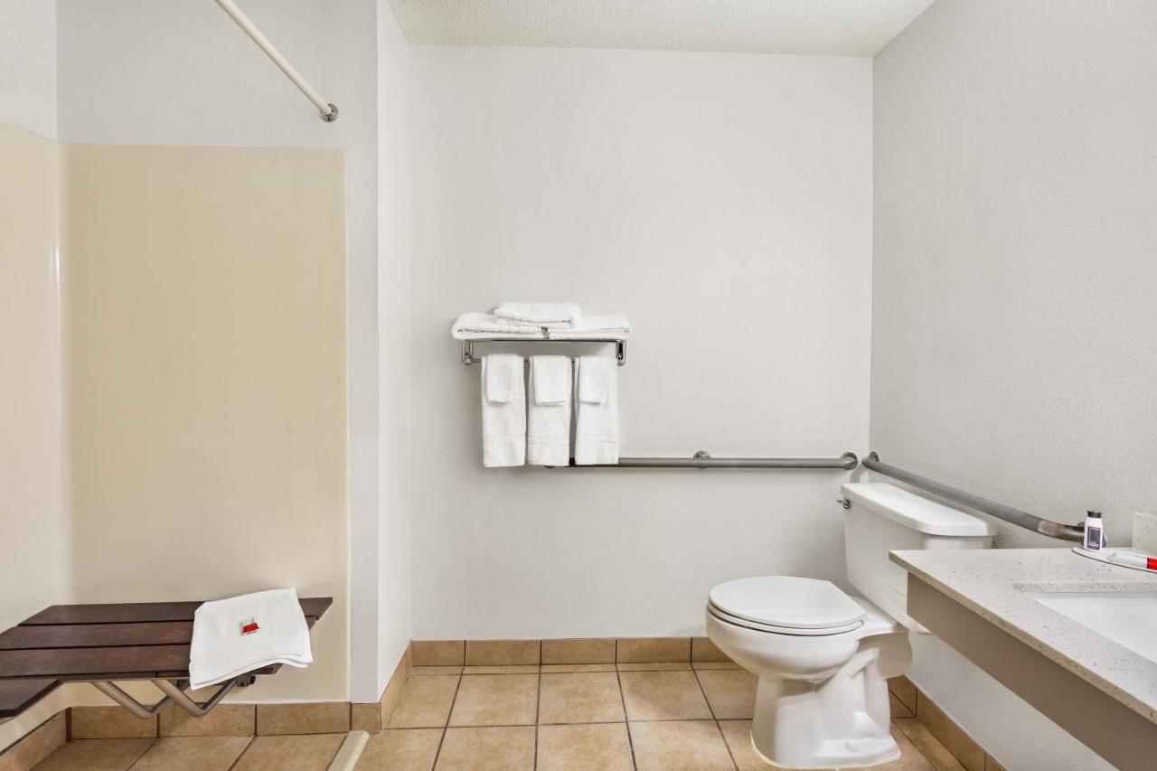 Queen Room - Disability Access - Non-Smoking at Super 8 by Wyndham Ankeny/Des Moines Area