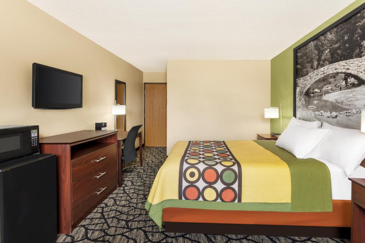 Queen Room - Non-Smoking at Super 8 by Wyndham Ankeny/Des Moines Area