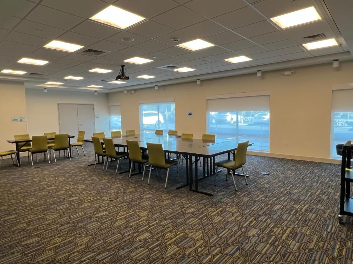 | Holiday Inn Express & Suites - Ukiah, an IHG Hotel