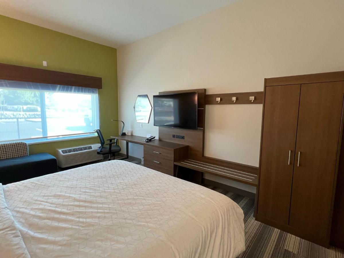 | Holiday Inn Express & Suites - Ukiah, an IHG Hotel