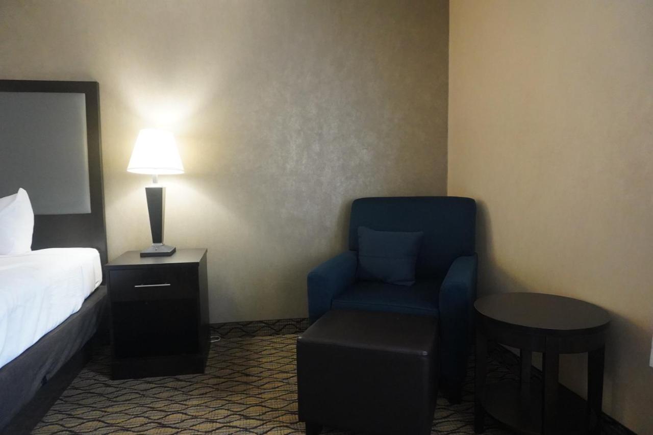 One-Bedroom King Suite - Non-Smoking at Baymont by Wyndham Bridgeport/Frankenmuth