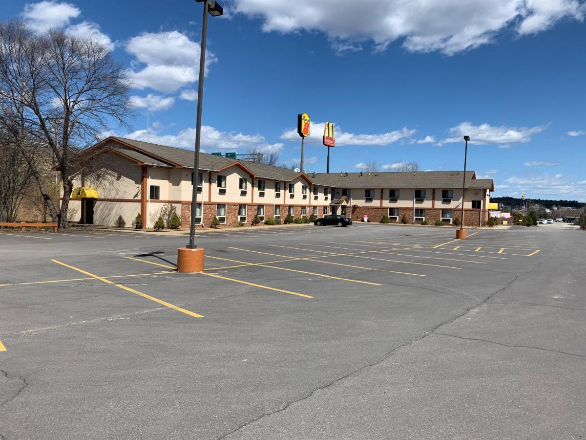 | Super 8 by Wyndham Tilton/Lake Winnipesaukee