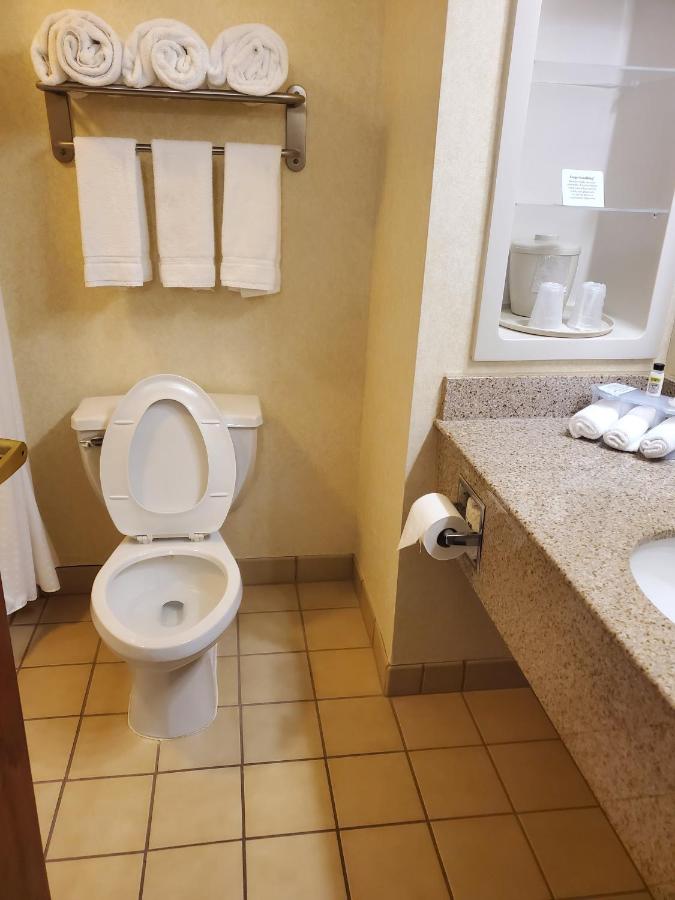 Queen Room at White Pine Lodge