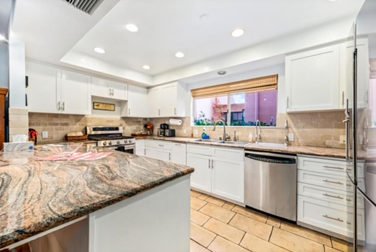  | Villa 3 bedrooms on Venice Beach Canal.