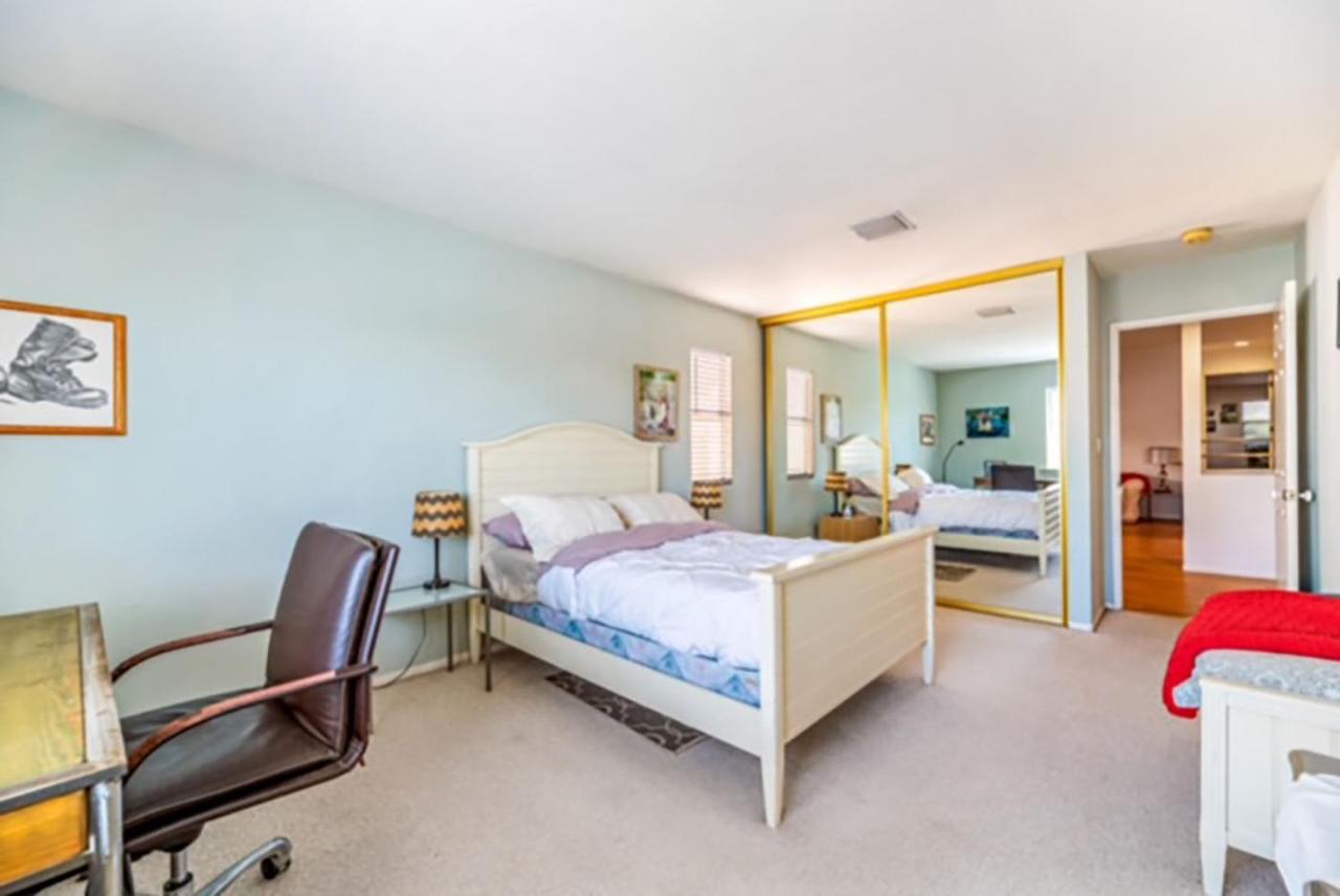  | Villa 3 bedrooms on Venice Beach Canal.