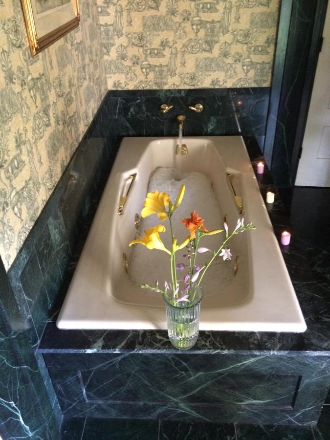 | Oakcliff Bed and Breakfast